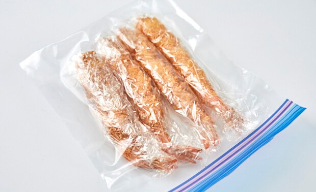 エビフライを冷凍用保存袋に入れている写真