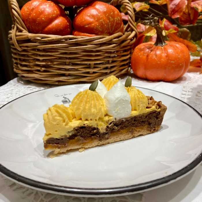 キル フェ ボンの北海道みよい農園産 “くりりん”かぼちゃとチョコレートのタルトカット