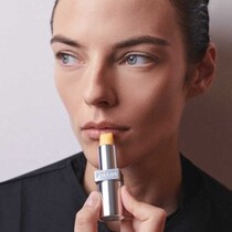 春夏メイクを格上げ！プラダ ビューティの新作ケア&リップが登場