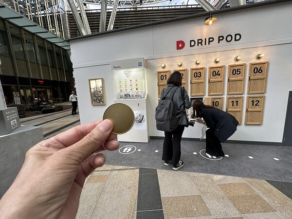 "UCC×タカラトミーアーツ"の巨大ガチャカフェです。