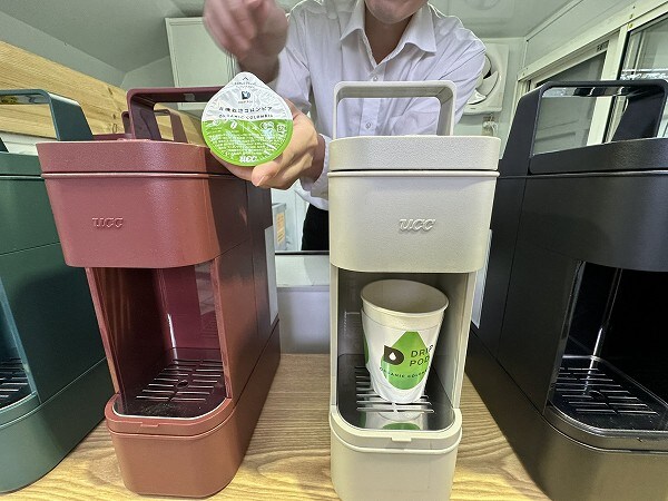 "UCC×タカラトミーアーツ"の巨大ガチャカフェです。