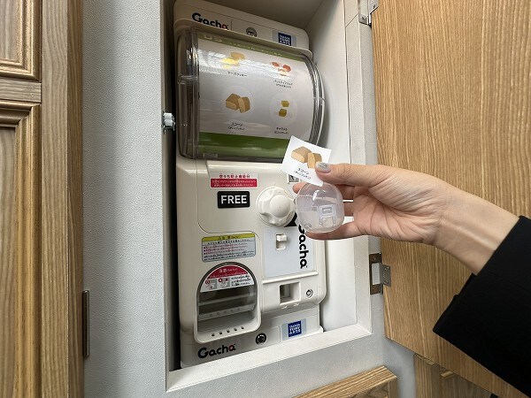 "UCC×タカラトミーアーツ"の巨大ガチャカフェです。