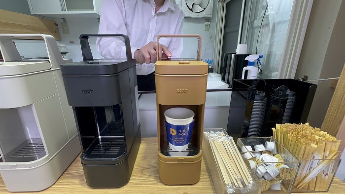 "UCC×タカラトミーアーツ"の巨大ガチャカフェです。