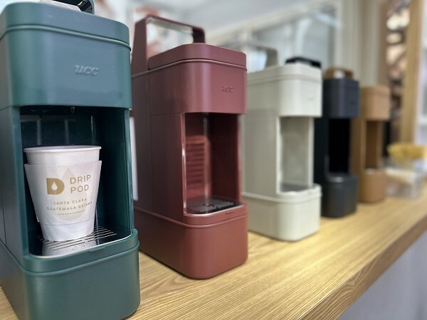 "UCC×タカラトミーアーツ"の巨大ガチャカフェです。