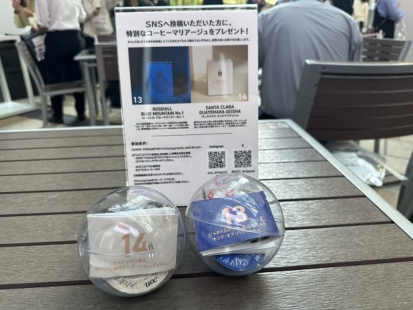 "UCC×タカラトミーアーツ"の巨大ガチャカフェです。