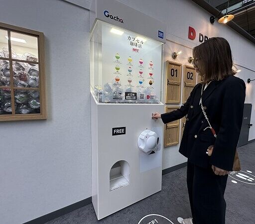 【東京ミッドタウン】無料で楽しめる“UCC×タカラトミーアーツ”巨大ガチャカフェ「UCCカプセル珈琲店」登場！