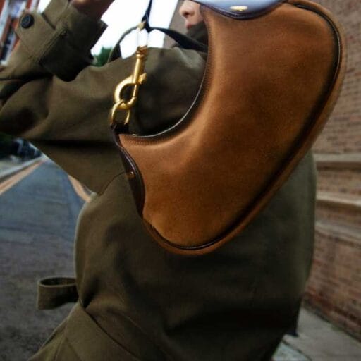 洗練とタイムレスが融合♡マルベリーの新作「ハックニー」ショルダーバッグ登場