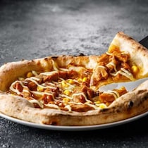 モスバーガー監修♡テリヤキチキンピザが新登場！コラボで楽しむ贅沢味