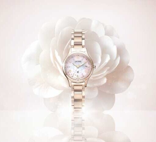 シチズン クロスシーの限定モデル登場！カメリアが咲く華やぎの腕もとに