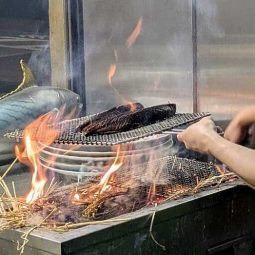 グランドメニューがリニューアル!臨場感のある藁焼きの実演もある大衆酒場｢四国酒場｣(大阪)