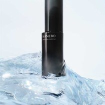 KANEBOの新・化粧水「ジェネレイティング エッセンシャルズ」で水滴るような肌へ