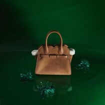 ヴァレクストラのホリデーコレクションが登場♡冬の装いを華やかに彩る上質バッグたち