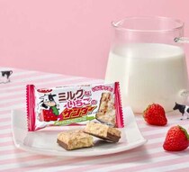 甘酸っぱいいちご×ミルクの新定番♡ブラックサンダーの新作が登場