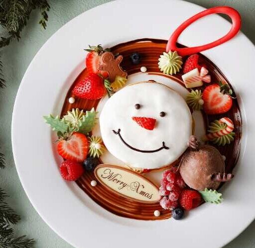 ザ ストリングス 表参道で味わう「クリスマス パンケーキ」♡いちご香るスノーマンリースが可愛すぎる