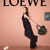 ロエベ×ジゼルが描く都会的エレガンス。新作バッグ＆最新ルックを深掘り