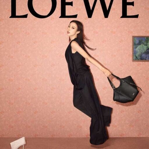 ロエベ×ジゼルが描く都会的エレガンス。新作バッグ＆最新ルックを深掘り