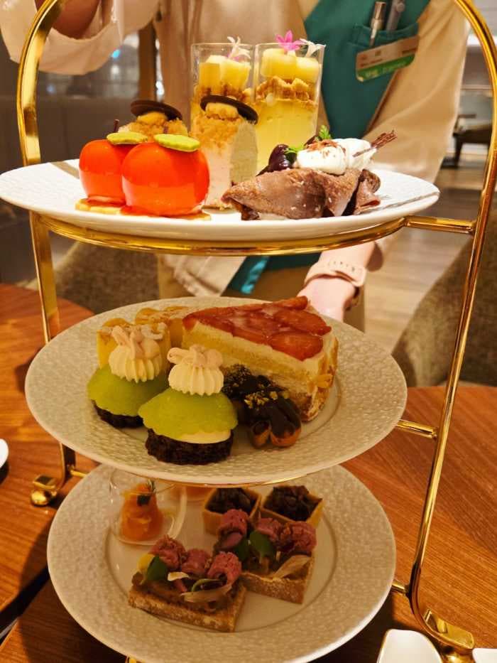 3段トレイに運ばれて来たもの