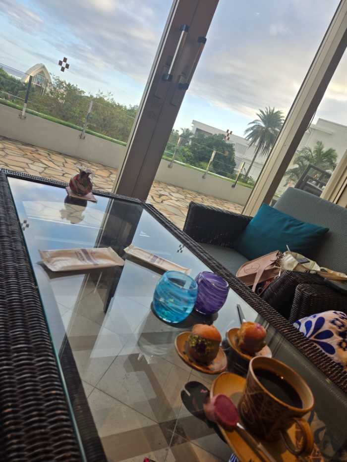 窓から見える海とチャペル