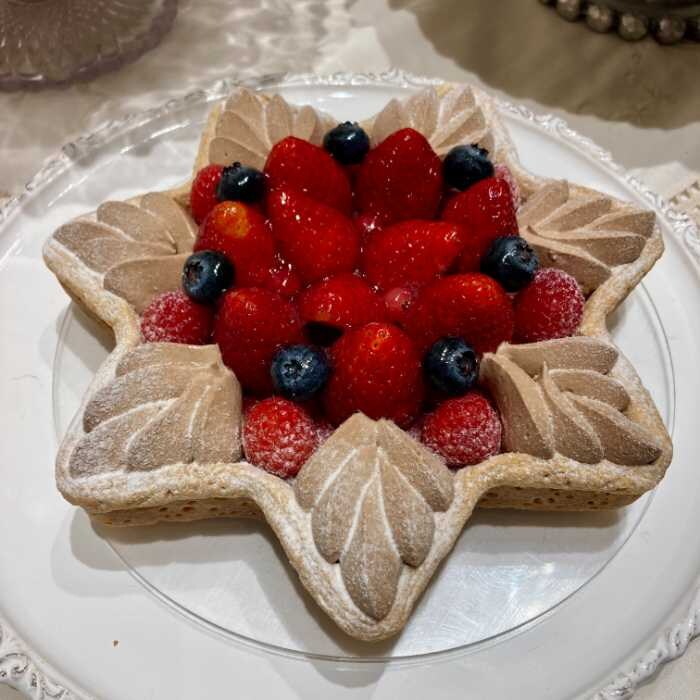 キルフェボンの星型赤いフルーツとチョコレートクリームのタルト