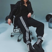 トレンド感抜群！atmos pinkとadidas Originalsコラボブーツ