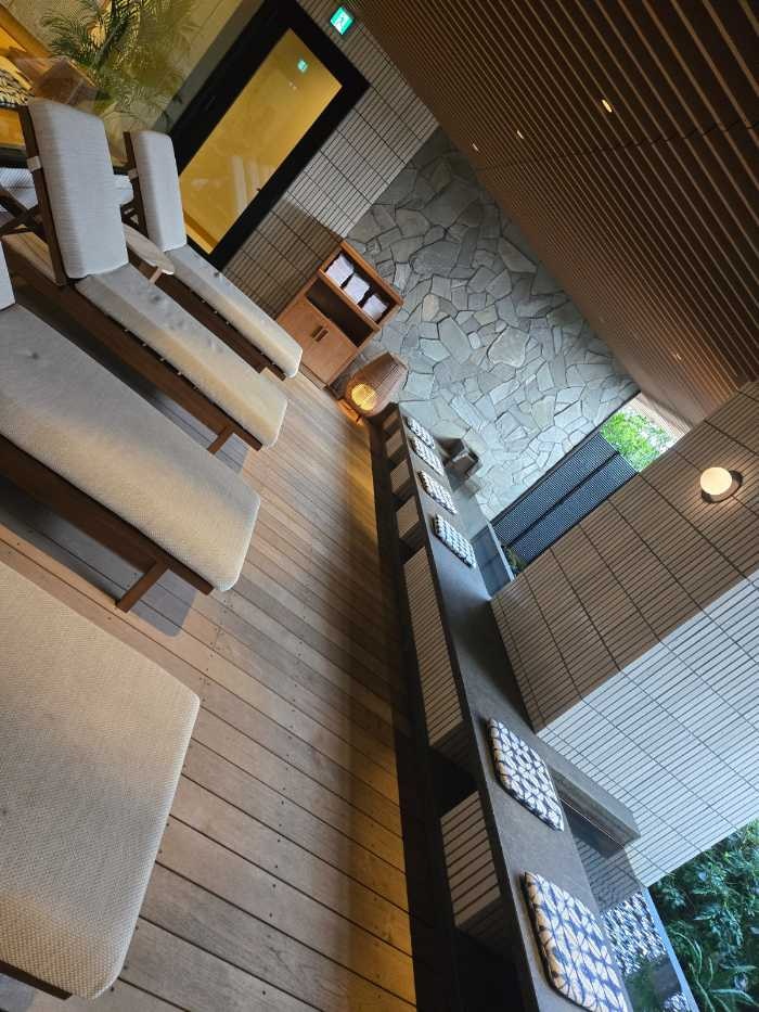 館内の温泉と足湯スペース