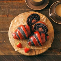 木村屋總本店の新作「あんクロワッサン（あまおう苺あん×チョコ）」が登場！