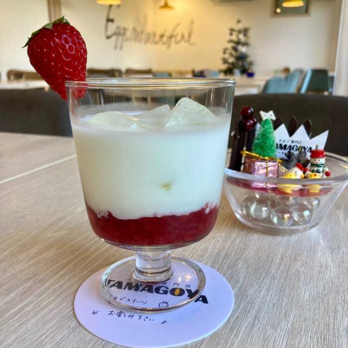 TAMAGOYAベーカリーカフェのイチゴミルク