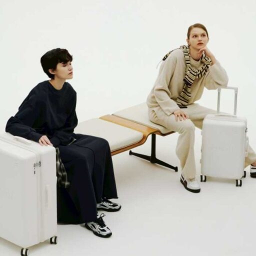 【emmi×サムソナイト】旅を洗練させるマットホワイトの限定スーツケース全3サイズ登場