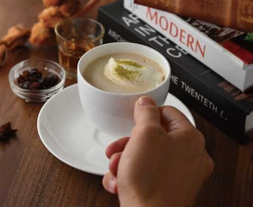 上島珈琲店の期間限定“香りを楽しむ冬ドリンク”ラムレーズン&カモミール登場