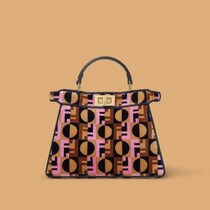 フェンディ×「エミリー、パリへ行く」シーズン5記念カプセルコレクション登場！