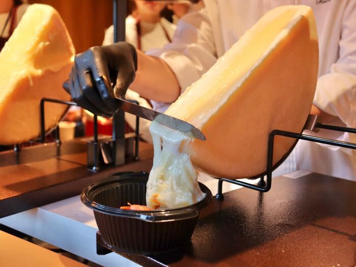 麻布台ヒルズXmasマーケットのラクレットチーズ