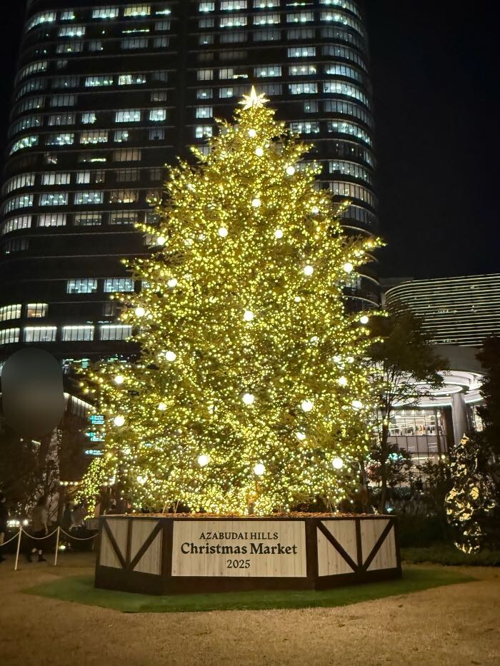 麻布台ヒルズXmasマーケットのクリスマスツリー