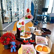 【コンラッド大阪】ニコライ バーグマンの世界を表現した苺アフタヌーンティー