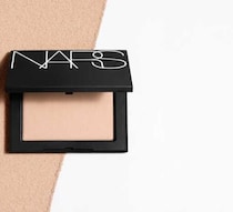 NARSのパウダーに新色登場♡光を纏う透明感ルミナス肌へ