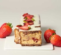 Minimal苺スイーツ♡華やか苺マーブルの限定ガトーショコラ