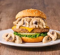 フレッシュネスバーガー♡国産きのこ×チーズが香る「贅沢マッシュルームバーガー」