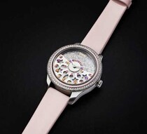 DIOR TIMEPIECES「ディオール グラン バル シルク」のビジュアル