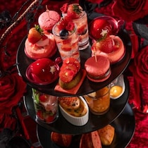 リーガロイヤルホテル東京のアフタヌーンティーで味わう苺と赤いバラの世界