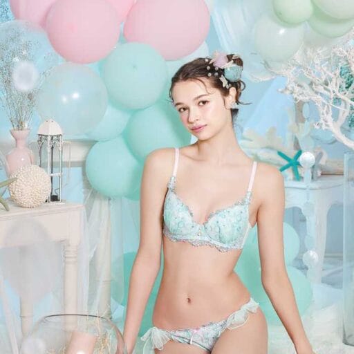 リサマリ春夏コレクション2026公開、可憐とエレガンスを纏う最新カタログ