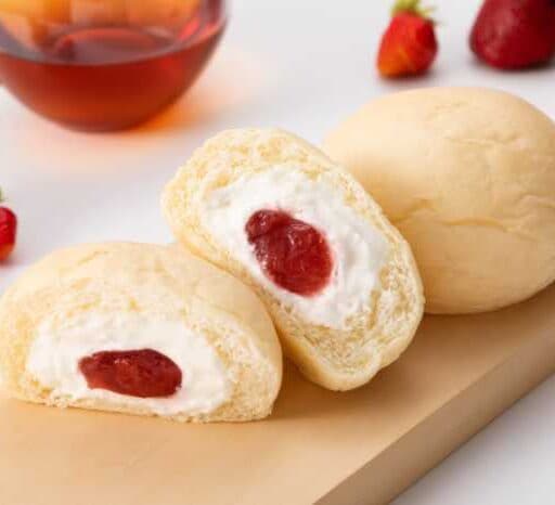 ファミリーマート限定♡八天堂の白いくりーむパンに福岡あまおう登場