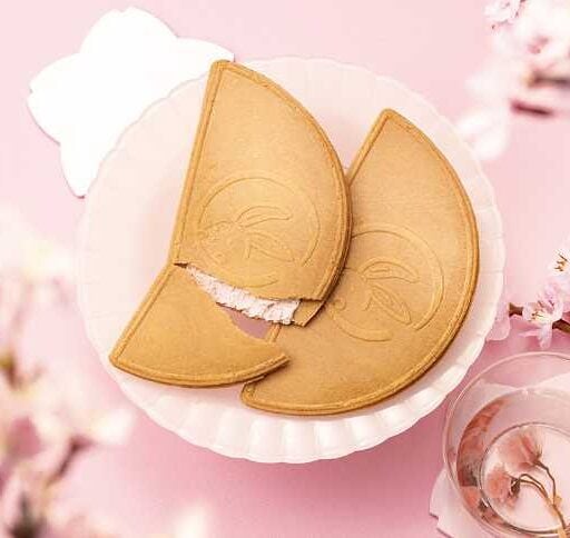 鎌倉半月×桜♡春限定「鎌倉さくら茶半月」が華やかに登場