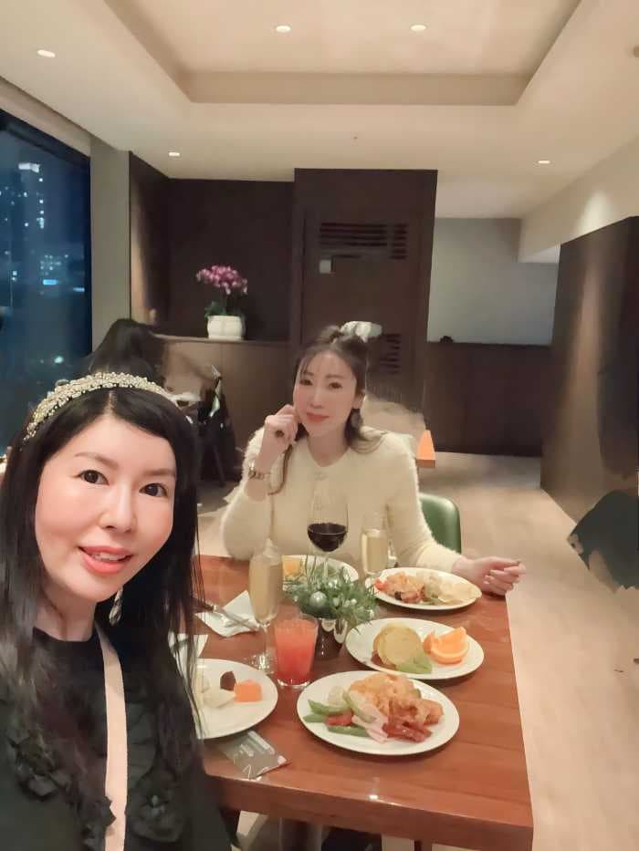 クラブラウンジでのカクテルタイム