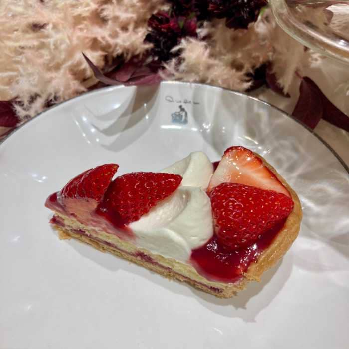 キルフェボンの輪花型 “紅ほっぺ”とホワイトチョコのチーズスフレタルト(カット)