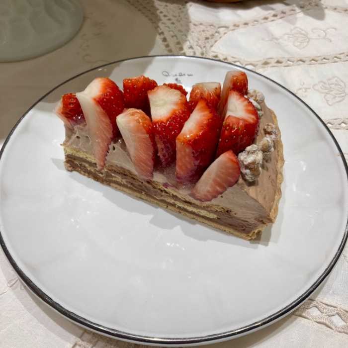 キルフェボンの特選 “紅ほっぺ”とチョコレートクリームのタルト(カット)
