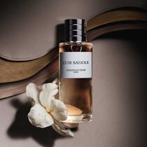 ディオールの新作フレグランス「キュイールサドル」で纏う現代レザー