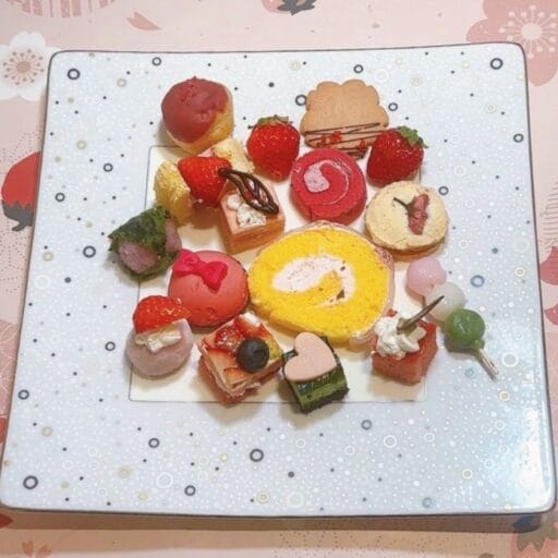 【都ホテル京都八条】土日祝限定!可憐な可愛さ、いちごとさくらのスイーツビュッフェ