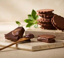 メリーチョコレート新作「ショコラサンド」登場♡贈りたくなる三層ショコラ