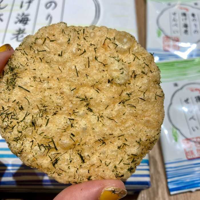 PERIE MARCHEの青のりの揚げ海老せんべい個包装から出したもの
