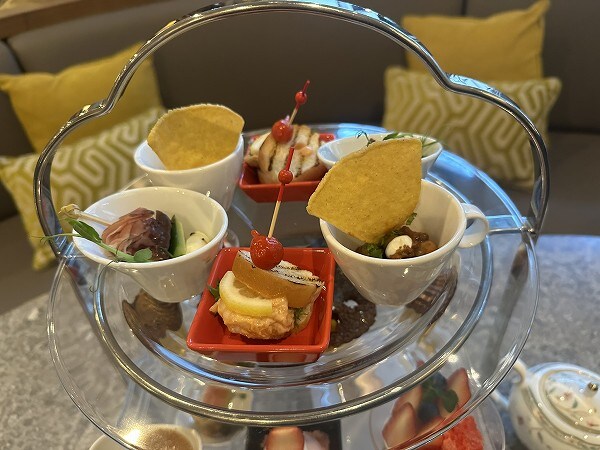 スイスホテル南海大阪のアフタヌーンティーです。