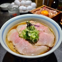 【駄目な隣人】新宿でみつけた、ビストロシェフ考案の醤油ラーメンが楽しめるお店